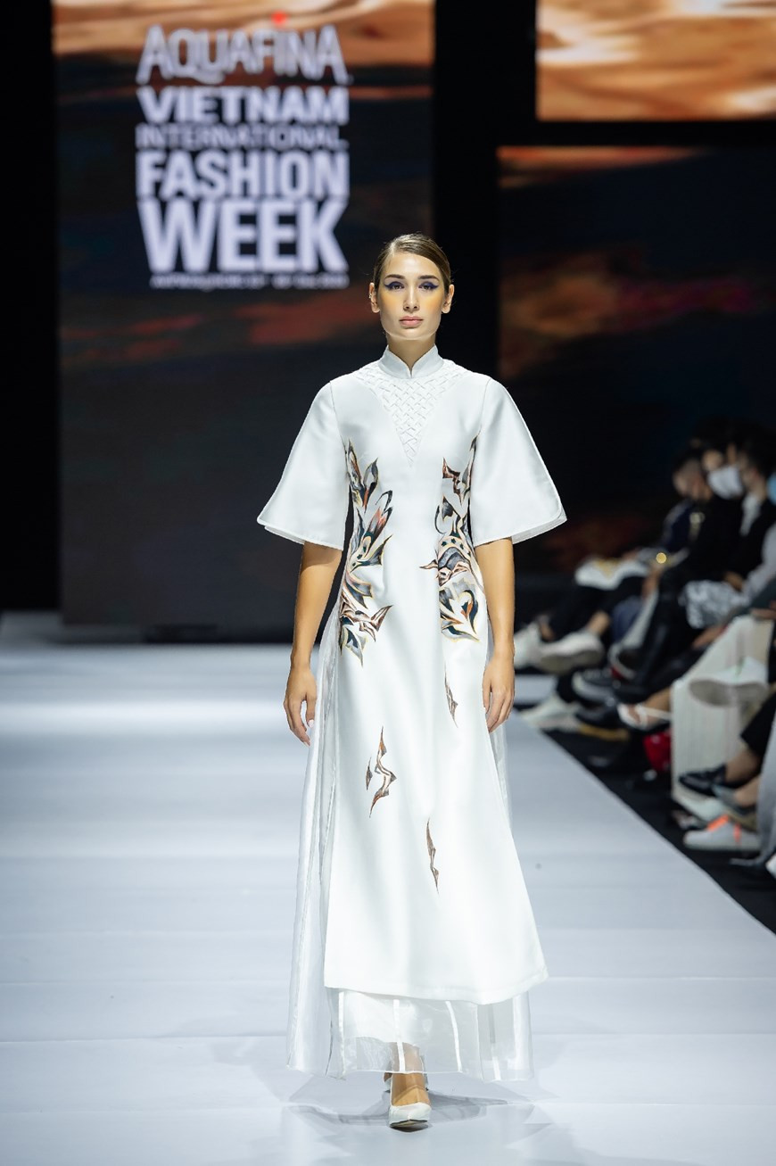 布料上手工刺绣的花纹衬托出越南妇女既美丽又高贵的气质。图自 Vietnam+