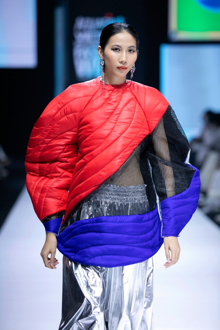 “The new black”服装集锦。图自 Vietnam+