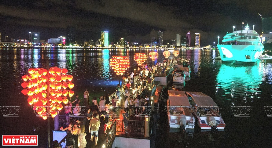 爱情桥吸引了众多当地居民、游客，特别是年轻情侣前往拍照、游玩，一起享受情人节双重甜蜜的时光。图片来源：越通社