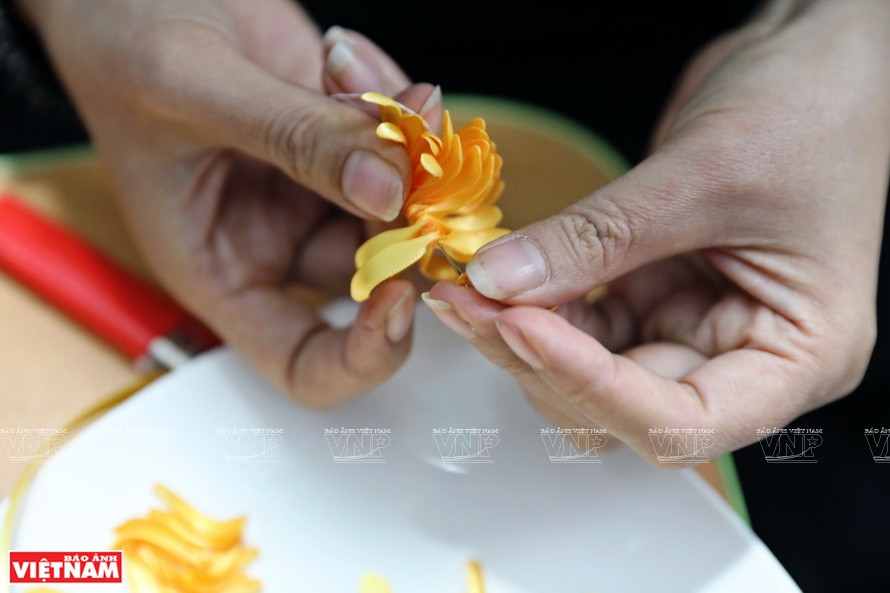 花瓣被缝合在一起。图片来源：越通社/越南画报