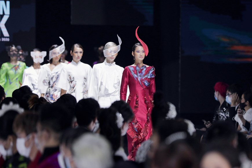 “竞相怒放的花朵”服装集锦。图自 Vietnam+