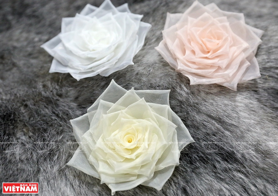 花朵胸针的样式和颜色较为丰富。图片来源：越通社/越南画报