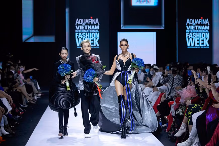 “The new black”服装集锦。图自 Vietnam+
