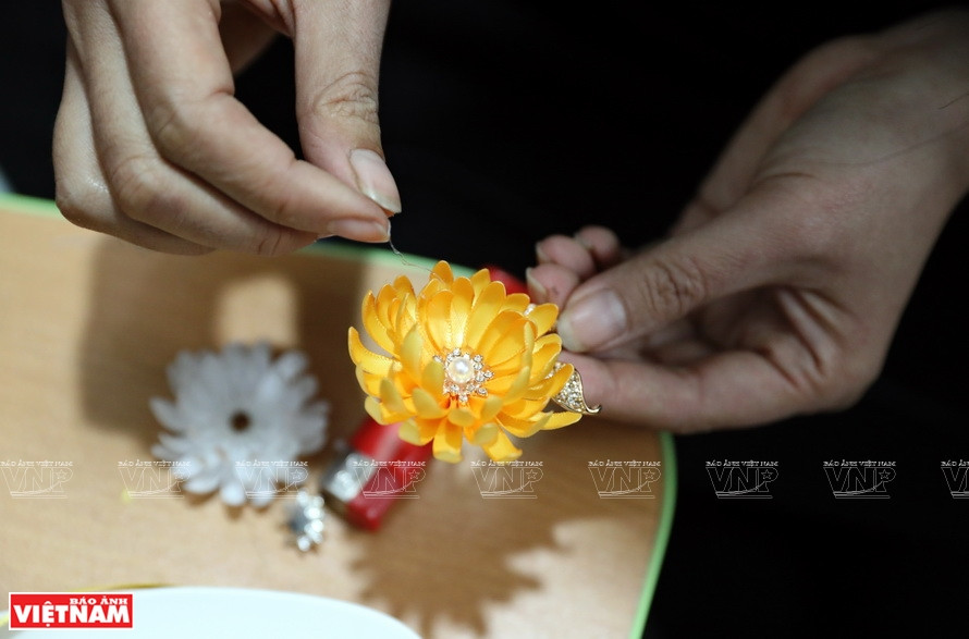 当穿着一件大衣时，搭配一枚胸针，让穿搭整体气质更加突出，穿着也更有特色，增加了精致感。图片来源：越通社/越南画报