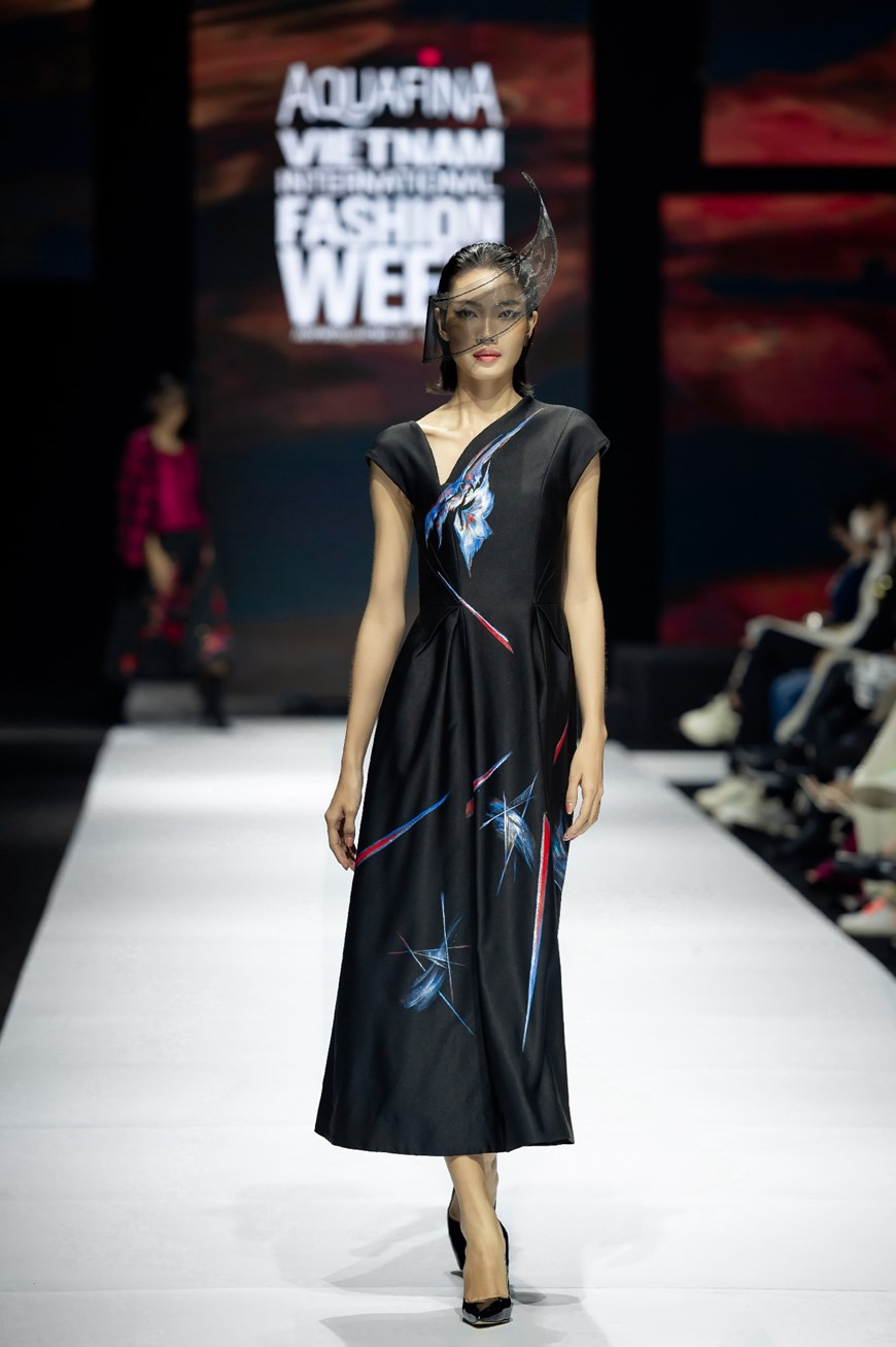 “竞相怒放的花朵”服装集锦。图自 Vietnam+