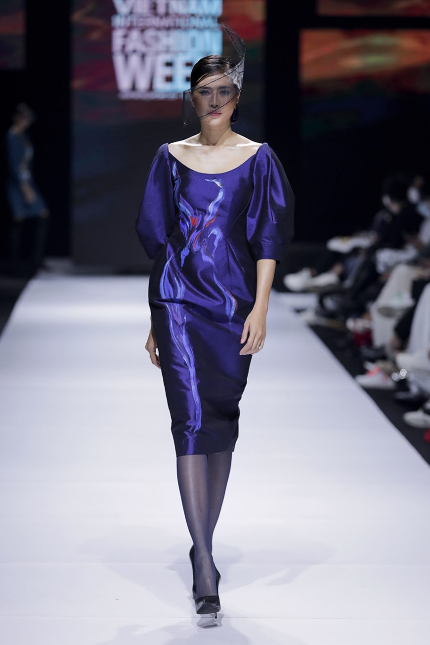 服装上的每一个精致花纹都充分展现黄鹃设计师的个人风格。图自 Vietnam+