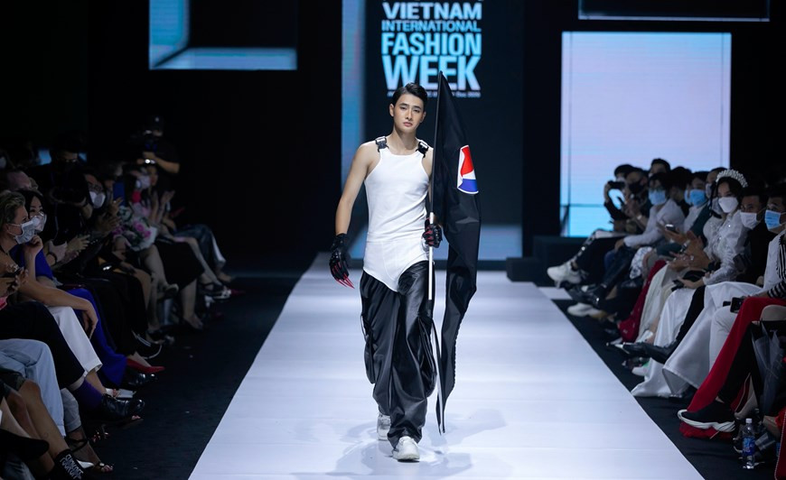 “The new black”服装集锦。图自 Vietnam+