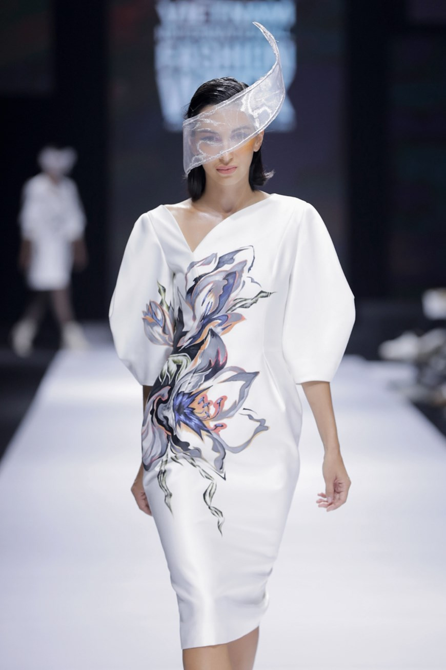 在丝绸上精致无比的手工刺绣花纹。图自 Vietnam+