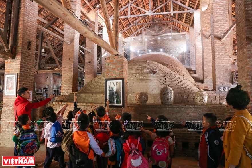 前来参观钵场陶瓷村的游客将有机会亲身体验手捏、造型制作等陶瓷产品制作流程。图片来源：越通社/越南画报