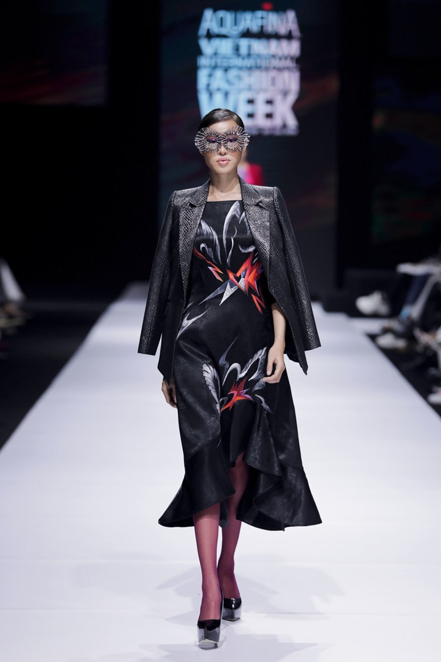 从“竞相怒放的花朵”吸取灵感，为了推崇越南妇女的内心之美，Tiny Ink黄鹃服装设计师已为越南服装爱好者营造独一无二且富有浪漫诗意的时尚空间。图自 Vietnam +