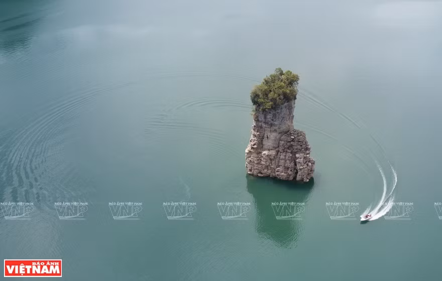 位于林平县纳航湖上游的“摆帕礁”。图片来源：《越南画报》
