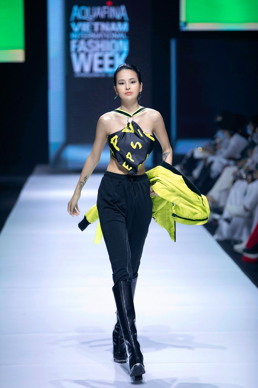 “The new black”服装集锦。图自 Vietnam+