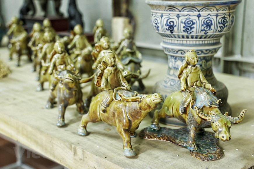 优秀艺人陈南雀的独特水牛园陶瓷系列作品一方面富有传统文化价值，一方面再现佛教冥想境界里的水牛形象。作品专辑里拥有数十个与越南传统文化和农业生产活动相关的动物的作品。凭借自己的创造力，优秀艺人陈南雀希望再现童话里和佛教中的水牛形象。水牛与越南人在长达几千年历史长河中关系密切，成为农民们亲切的朋友。图片来源：Vietnam+