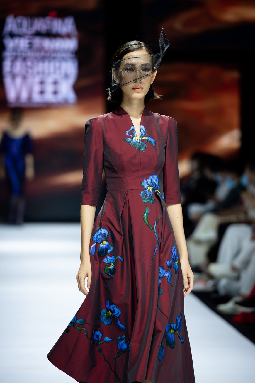 “竞相怒放的花朵”服装集锦。图自 Vietnam+