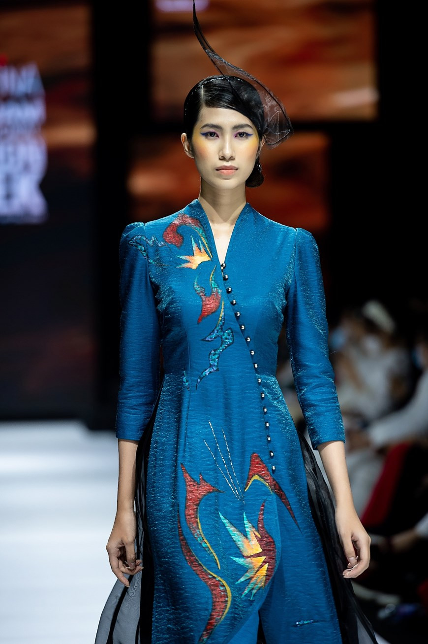 “竞相怒放的花朵”服装集锦。图自 Vietnam+