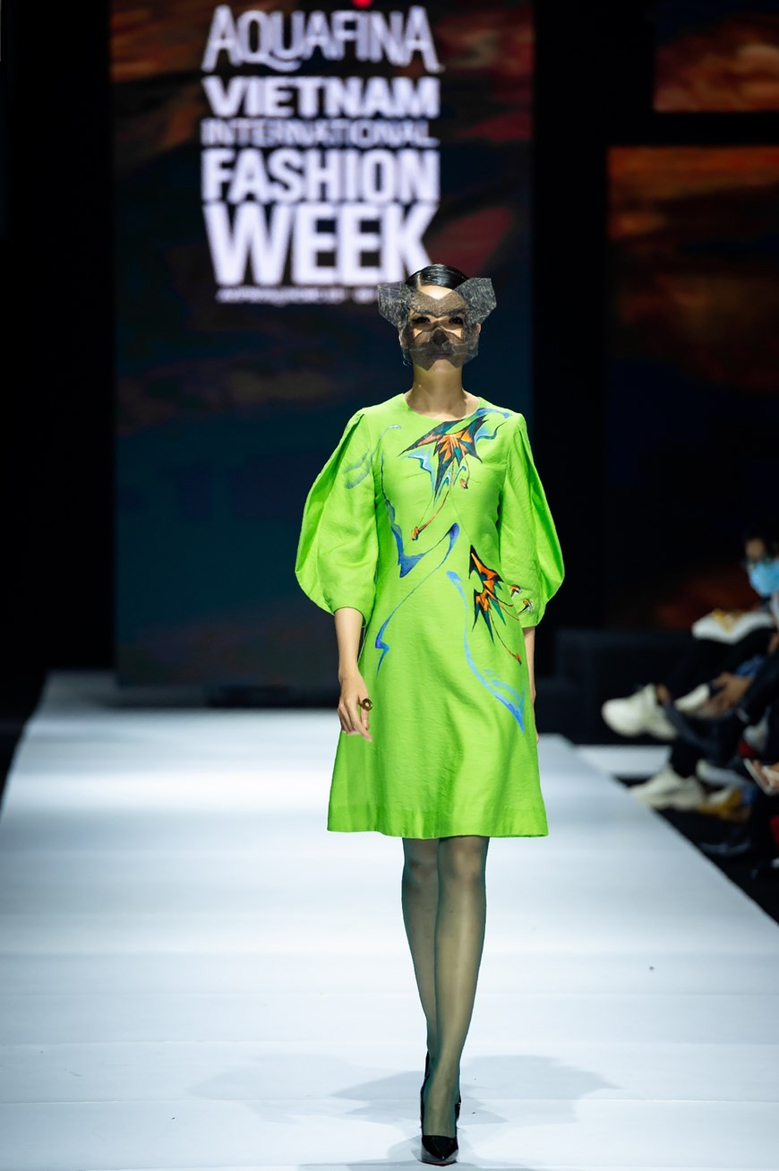 服装上典雅时尚的花朵图案赢得服装爱好者的青睐。图自 Vietnam+