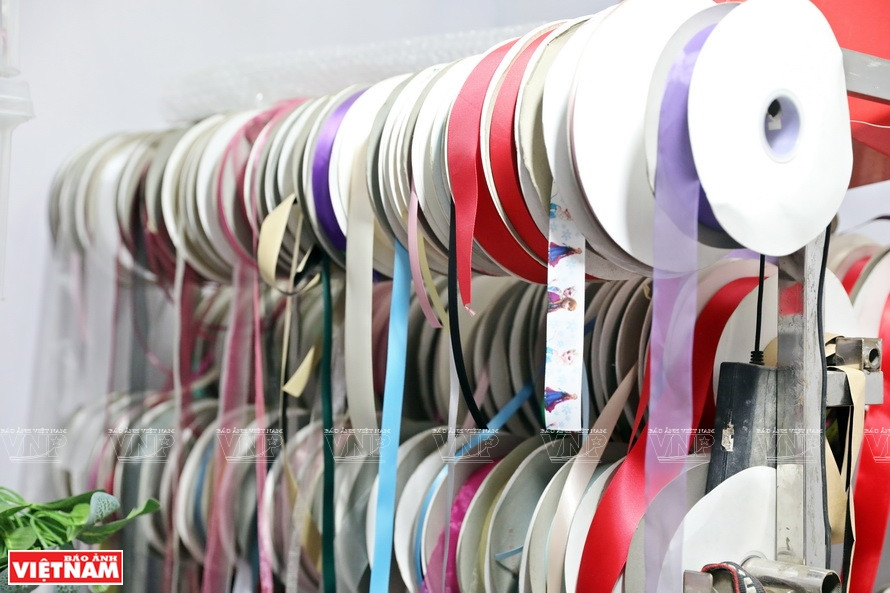 丝带是花朵胸针制作原料之一。图片来源：越通社/越南画报