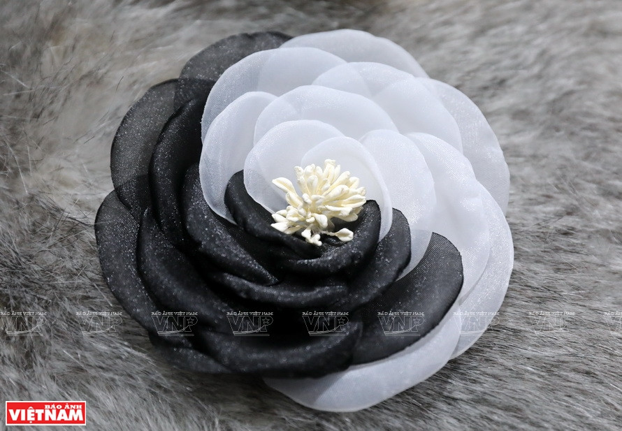 将胸针佩戴在胸口左侧是最经典、最正式的方式，这种佩戴方式在展现女性高雅气质的同时，还为她们增添了一份傲人的气势。图片来源：越通社/越南画报