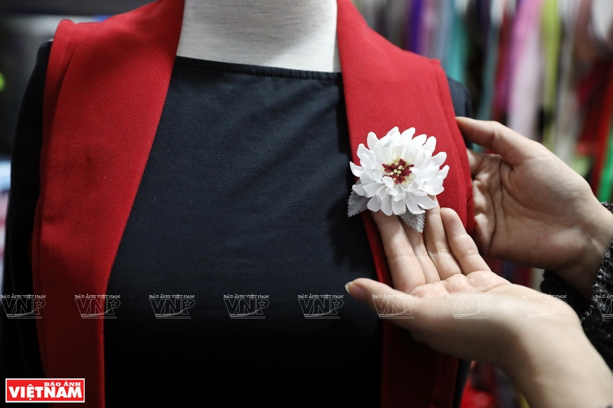 将胸针佩戴在胸口左侧是最经典、最正式的方式，这种佩戴方式在展现女性高雅气质的同时，还为她们增添了一份傲人的气势。图片来源：越通社/越南画报