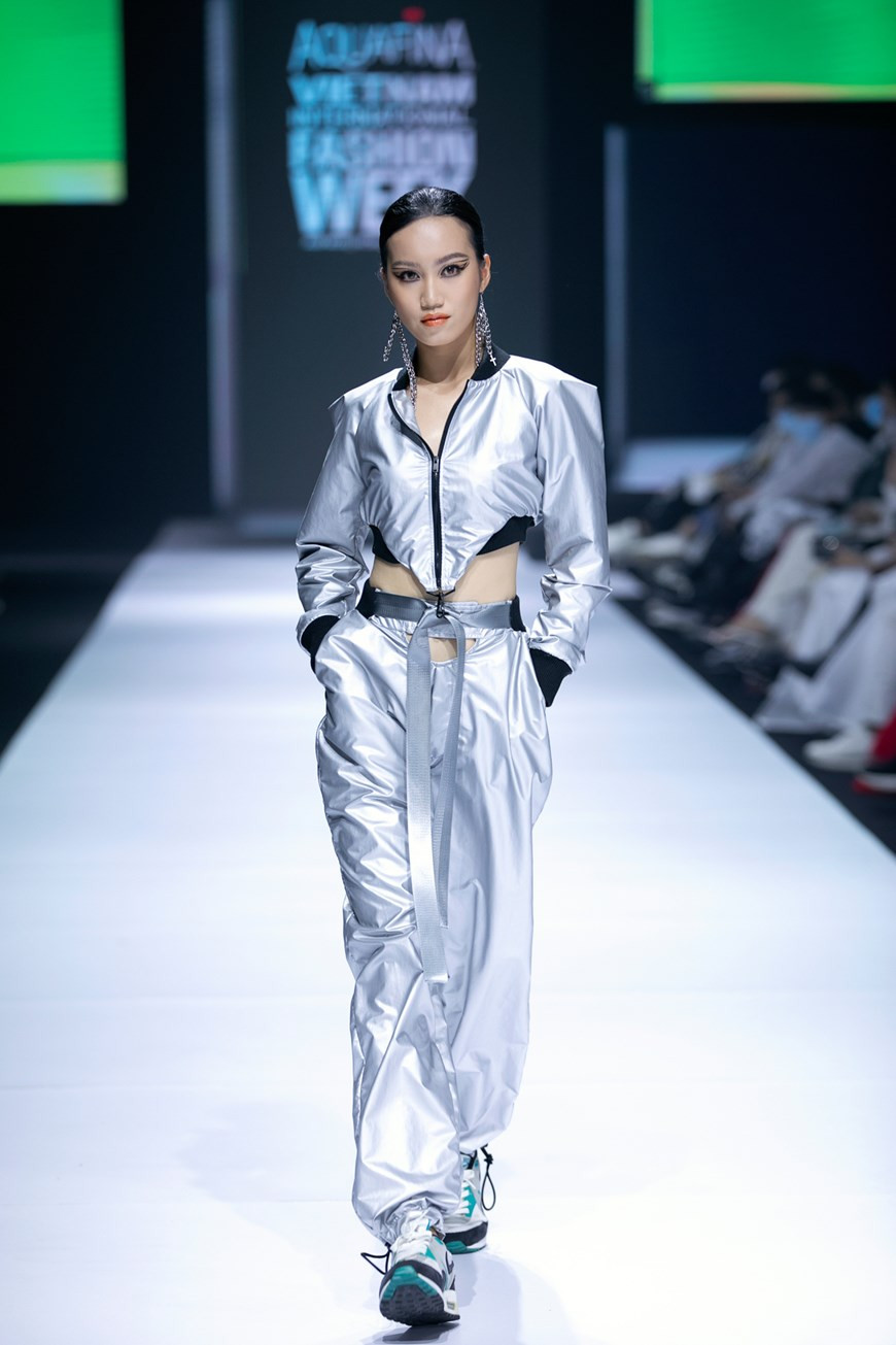 “The new black”服装集锦。图自 Vietnam+