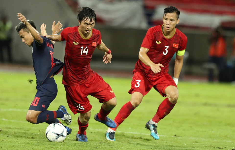 比赛现场两队球员激烈角逐。越通社记者仲达 摄