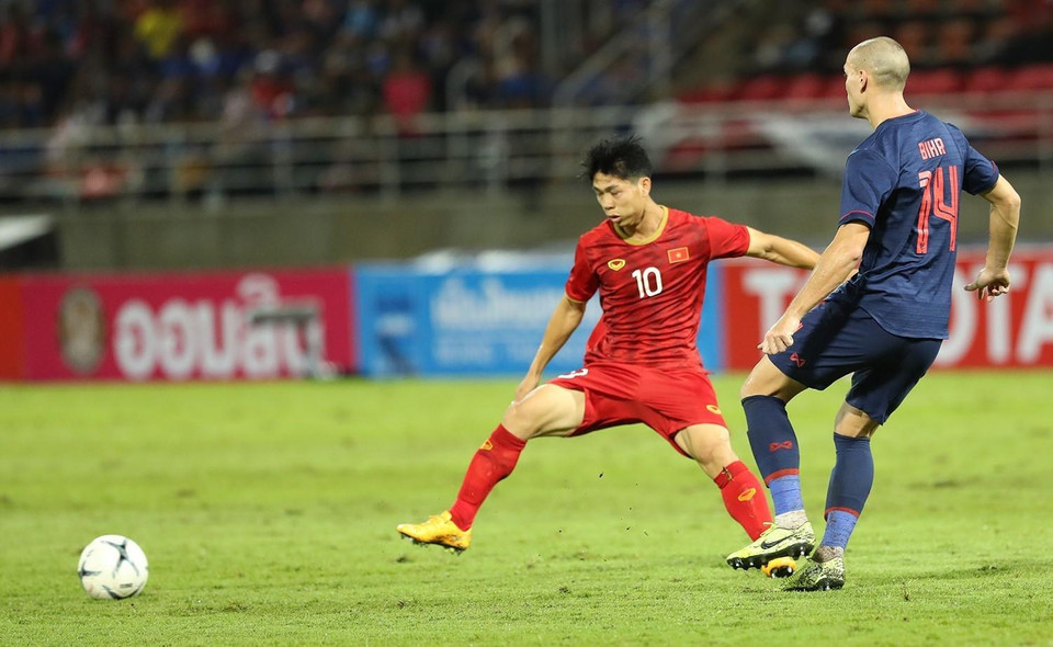 比赛现场两队球员激烈角逐。越通社记者仲达 摄