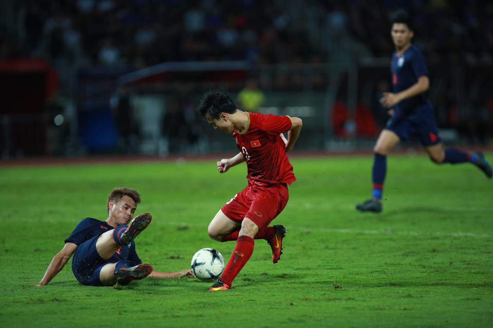 比赛现场两队球员激烈角逐。越通社记者仲达 摄