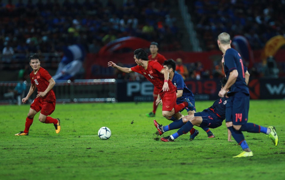 比赛现场两队球员激烈角逐。越通社记者仲达 摄