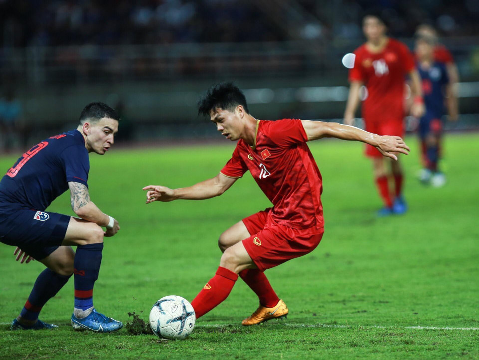 比赛现场两队球员激烈角逐。越通社记者仲达 摄
