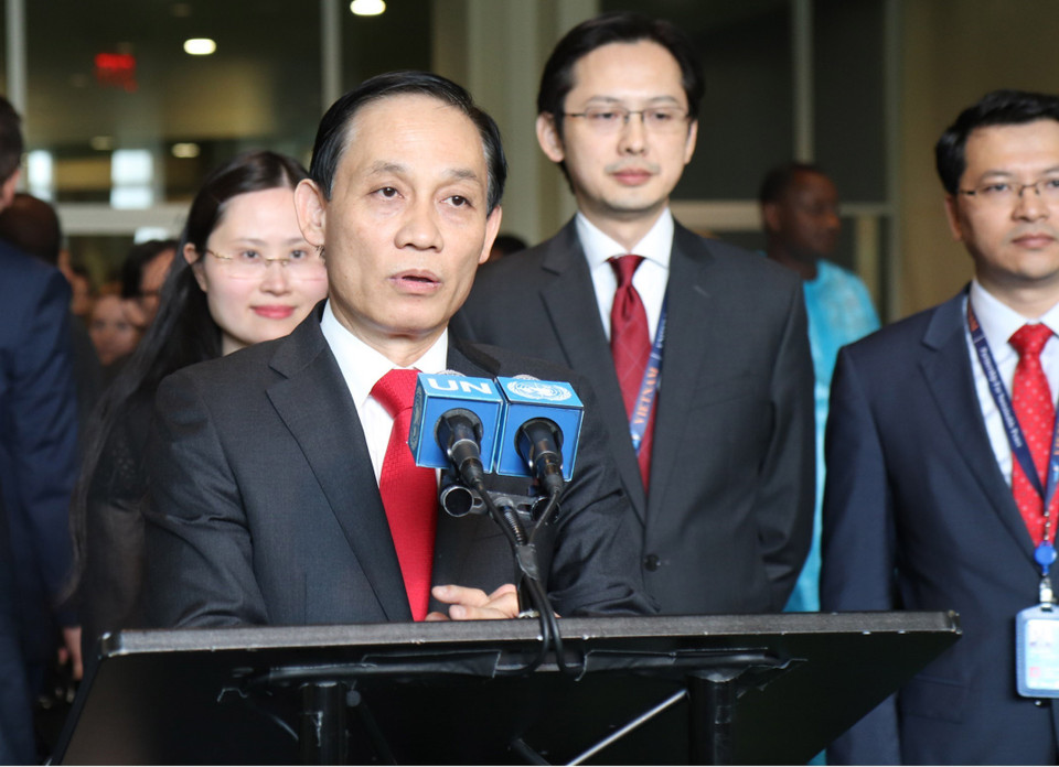  越南外交部副部长在当选后接受媒体记者的采访。越通社驻美国记者 摄