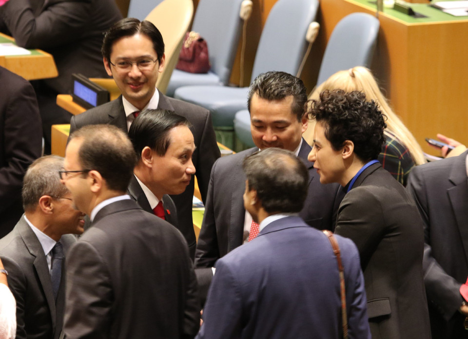  各国驻联合国代表团代表祝贺越南。越通社驻美国记者 摄