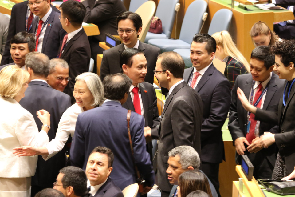  各国驻联合国代表团代表祝贺越南。越通社驻美国记者 摄