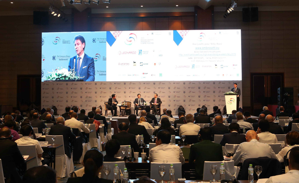  意大利总理朱塞佩•孔特在论坛上发言。图自越通社