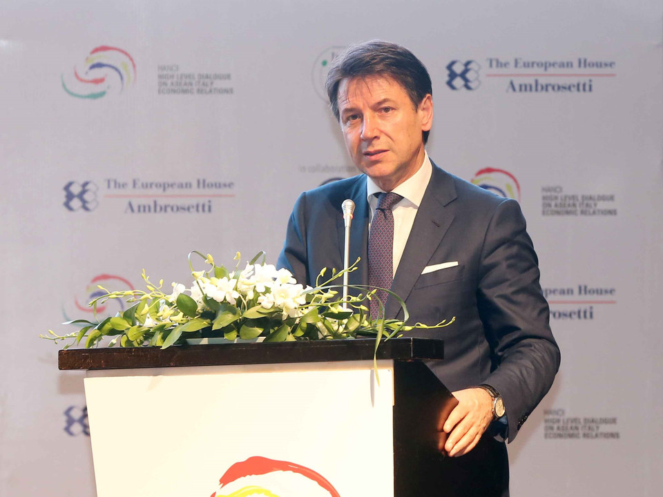 意大利总理朱塞佩•孔特在论坛上发言。图自越通社 