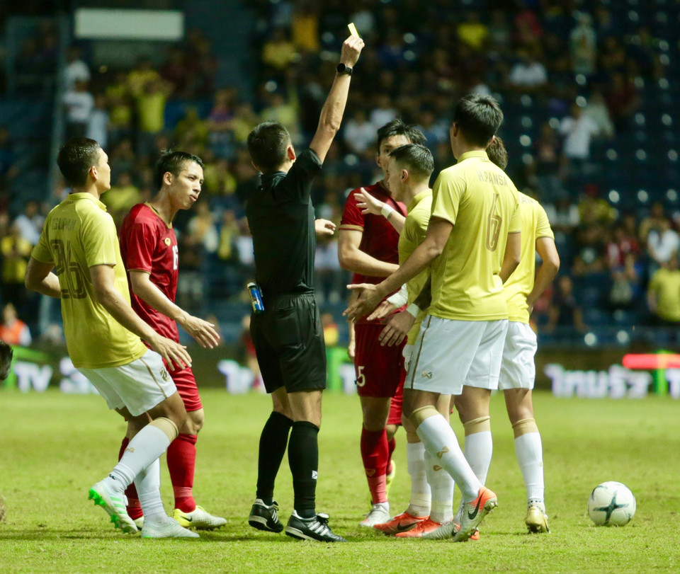 裁判给泰国队一名球员一张黄牌。越通社记者摄 阮明进