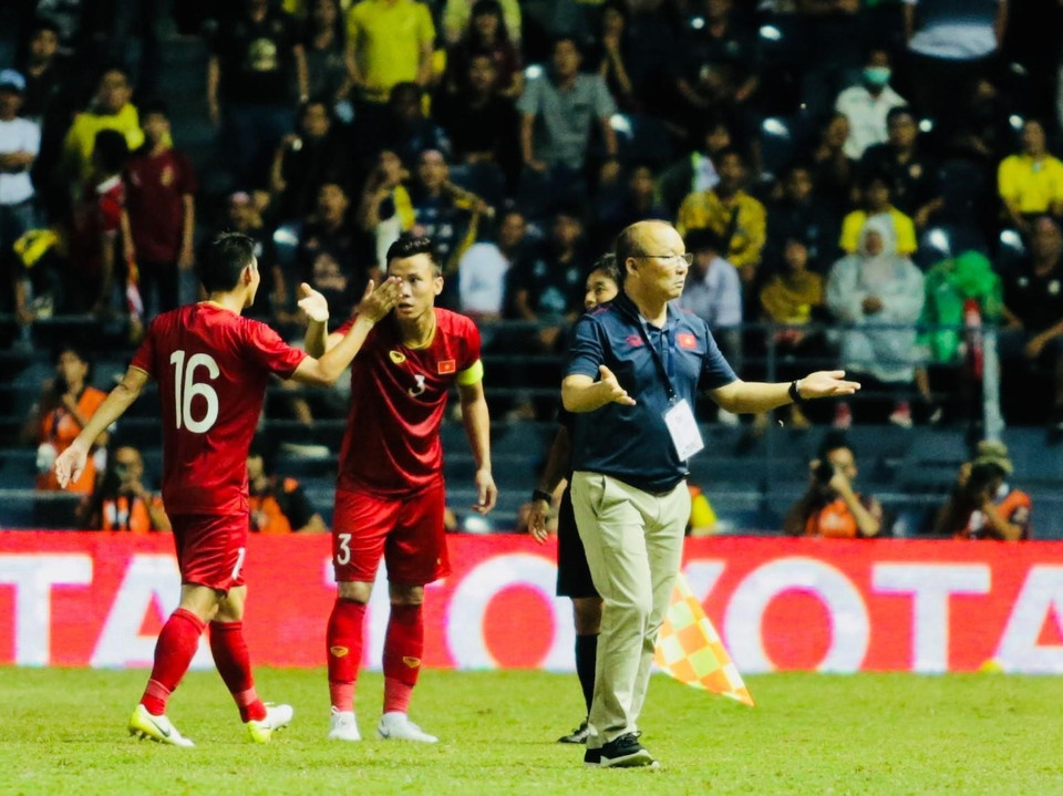  越南队主教练（右）。越通社记者摄 阮明进