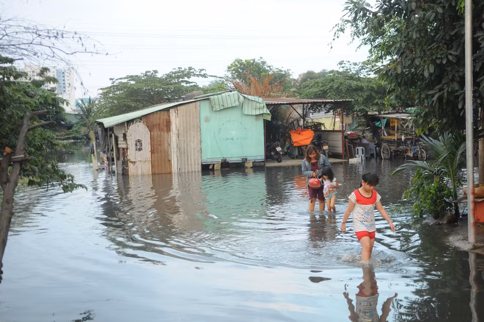 9月29日，因潮汐高涨引起胡志明市多地严重淹水，影响到居民的生活。图自越通社