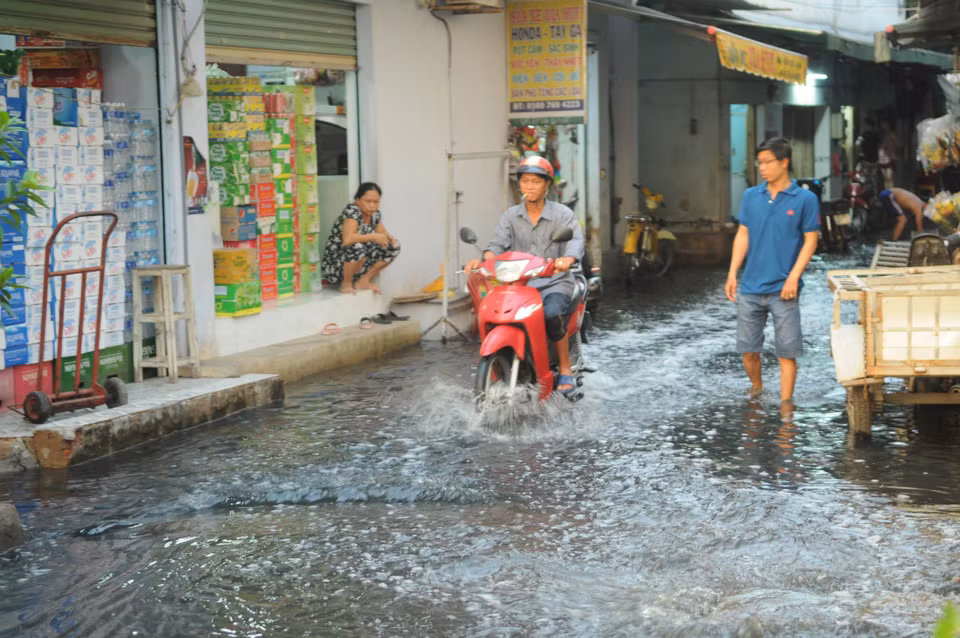 9月29日，因潮汐高涨引起胡志明市多地严重淹水，影响到居民的生活。图自越通社
