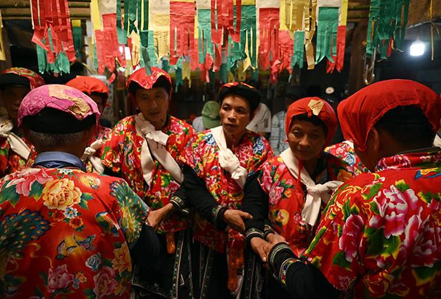 经过一次受戒仪式的男人才有资格成为社会的成员并获许参加瑶族各个宗教仪式并被公认为盘王（瑶族同胞始祖）之子孙。（维灵 摄）