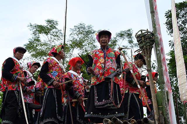 经过一次受戒仪式的男人才有资格成为社会的成员并获许参加瑶族各个宗教仪式并被公认为盘王（瑶族同胞始祖）之子孙。（维灵 摄）