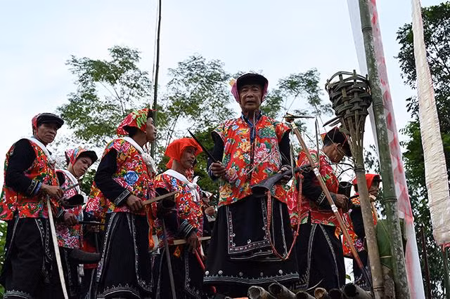 经过一次受戒仪式的男人才有资格成为社会的成员并获许参加瑶族各个宗教仪式并被公认为盘王（瑶族同胞始祖）之子孙。（维灵 摄）
