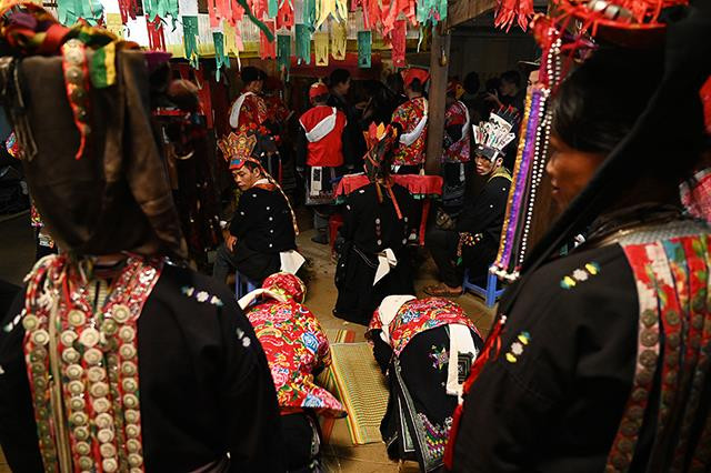 经过一次受戒仪式的男人才有资格成为社会的成员并获许参加瑶族各个宗教仪式并被公认为盘王（瑶族同胞始祖）之子孙。（维灵 摄）