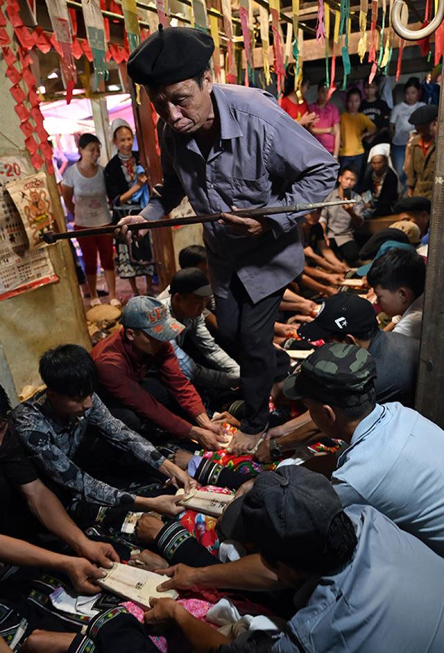 经过一次受戒仪式的男人才有资格成为社会的成员并获许参加瑶族各个宗教仪式并被公认为盘王（瑶族同胞始祖）之子孙。（维灵 摄）