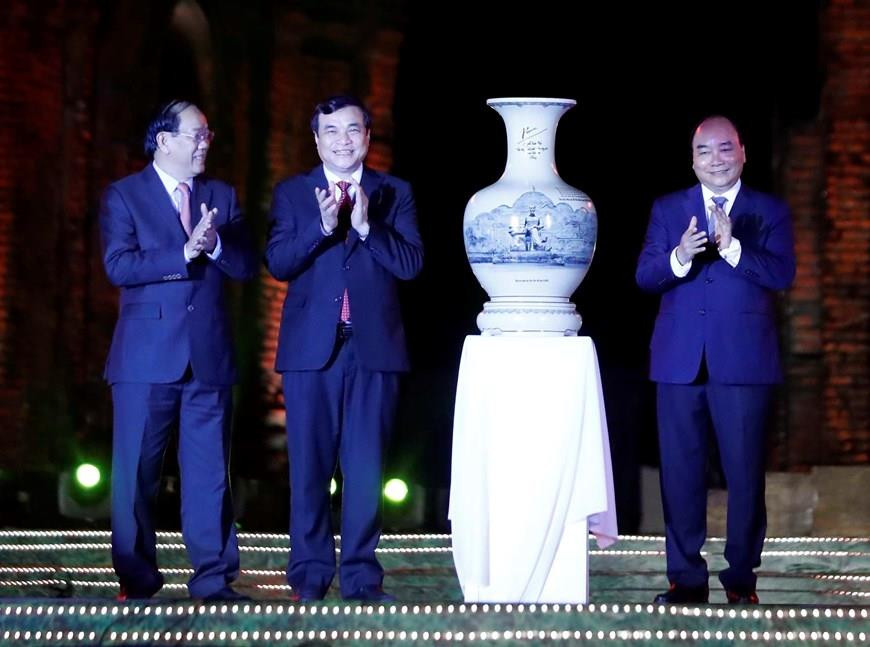 越南政府总理阮春福向广南省赠送纪念品。图自越通社