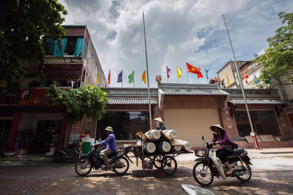 目前，钵场陶瓷产品日益丰富。除了传统产品之外，为了满足越南人有关日用陶瓷产品的要求，各陶瓷厂生产的陶瓷制品主要是各种碗碟、杯壶、瓶器、香炉、建筑用陶瓷、绝缘体等产品。图自越通社