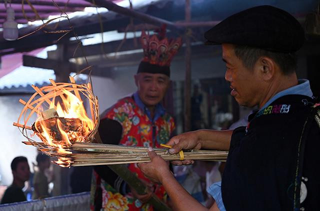 受戒仪式。（维灵 摄） 图自《人民报》 
