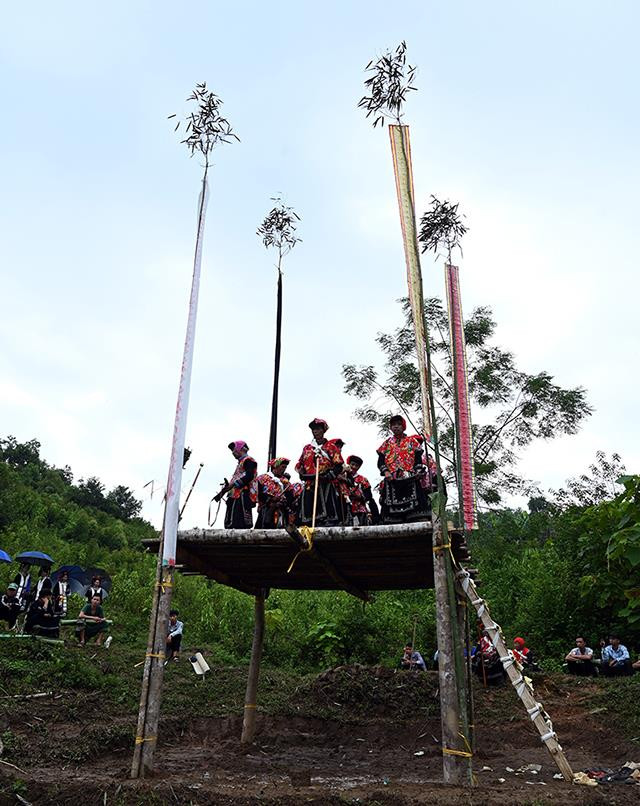 经过一次受戒仪式的男人才有资格成为社会的成员并获许参加瑶族各个宗教仪式并被公认为盘王（瑶族同胞始祖）之子孙。（维灵 摄）