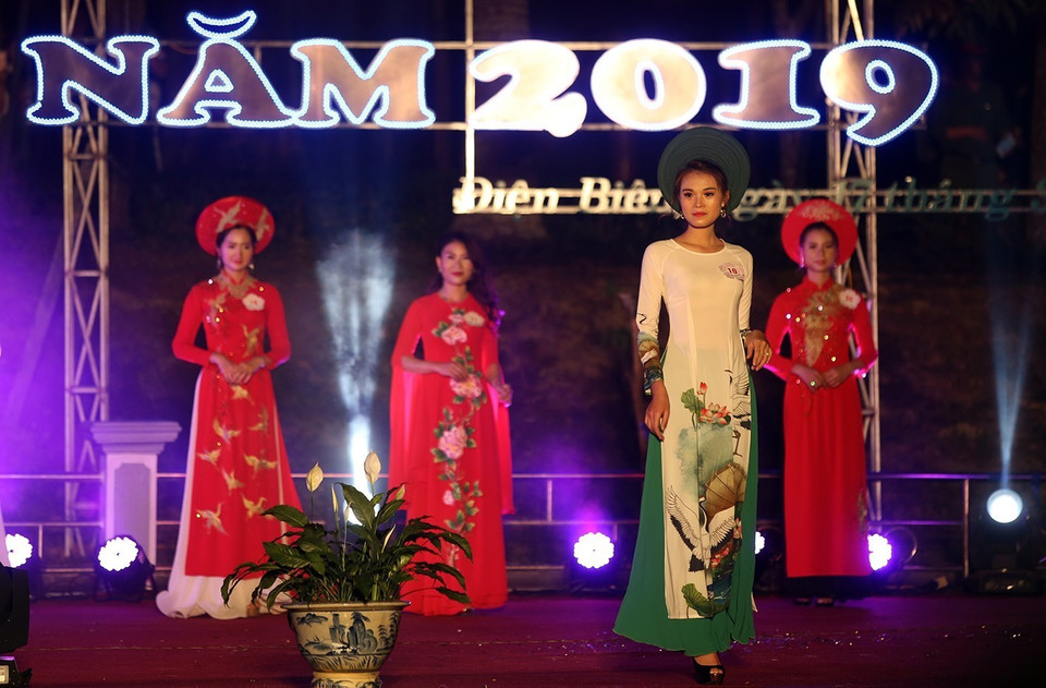 奠边省佳丽参加奥黛秀。图自越通社