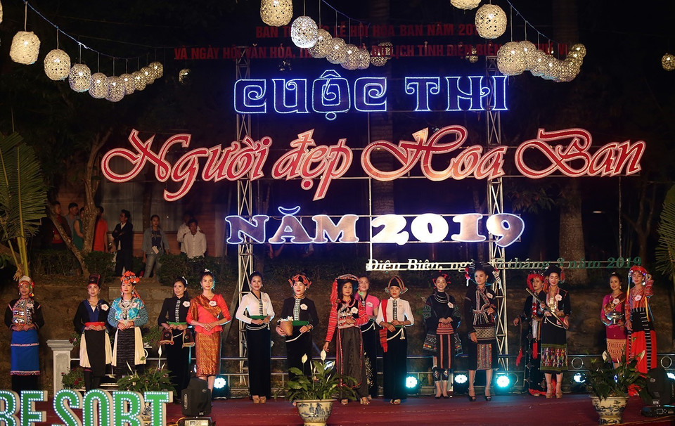 奠边省佳丽参加传统服装秀。图自越通社