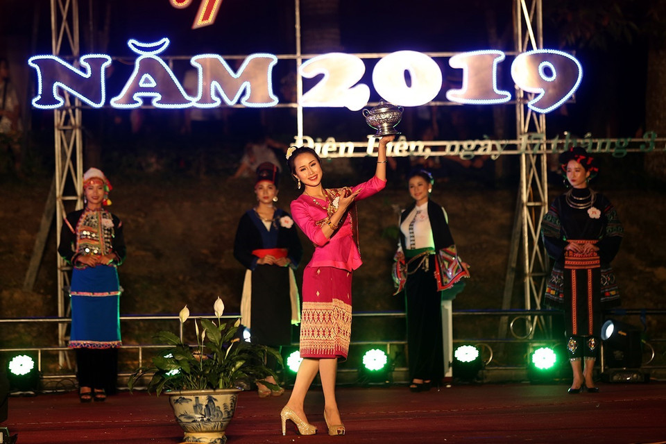 奠边省佳丽参加传统服装秀。图自越通社